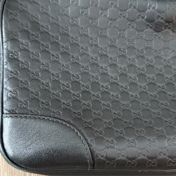 Gucci embossed black leather camera bag. - Picture 2 of 8